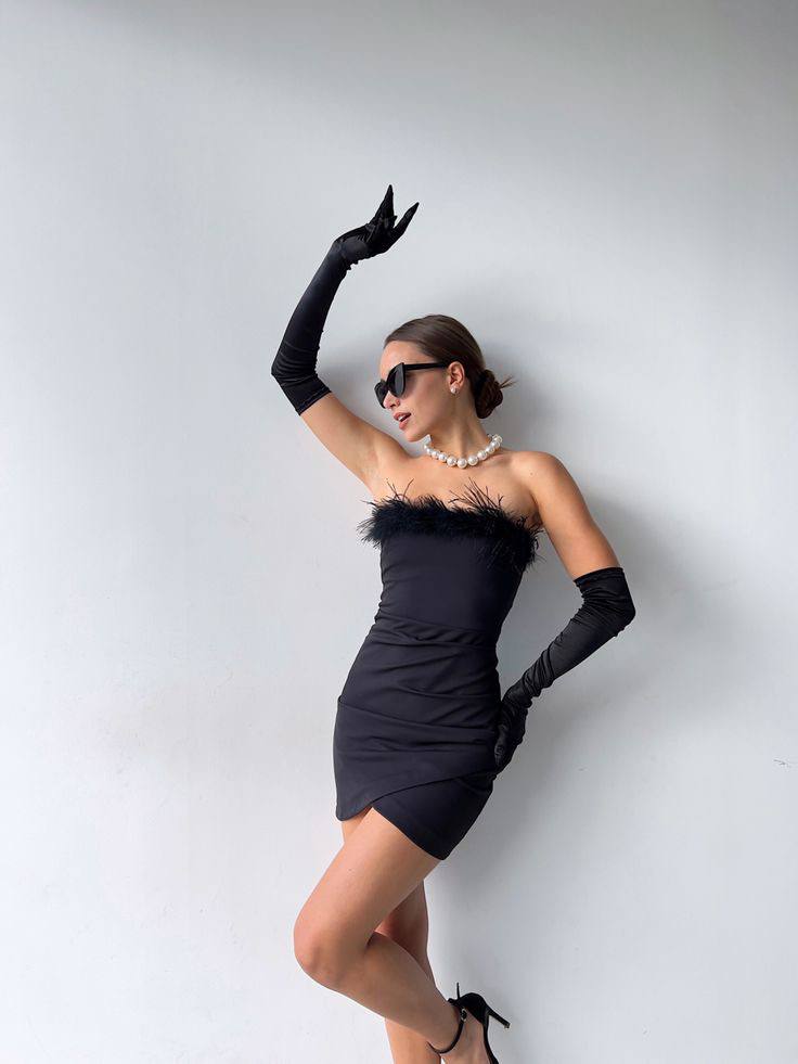 Черное короткое платье декорированное перьями, в комплекте так же идут перчатки.